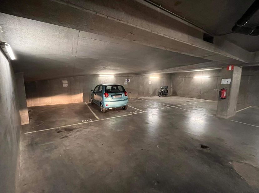 Parking niveau -2 a l’intérieur du bâtiment &lt;br /&gt;
Dans le Quartier des Quais&lt;br /&gt;
Entre de voiture centrale par une porte automatique avec télécomma